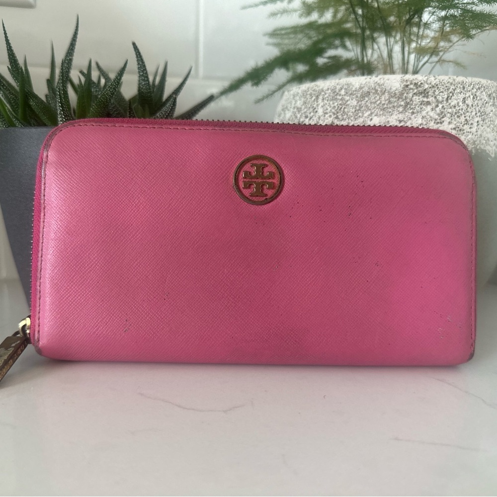 🩷Tory Burch Pink Zip wallet🩷